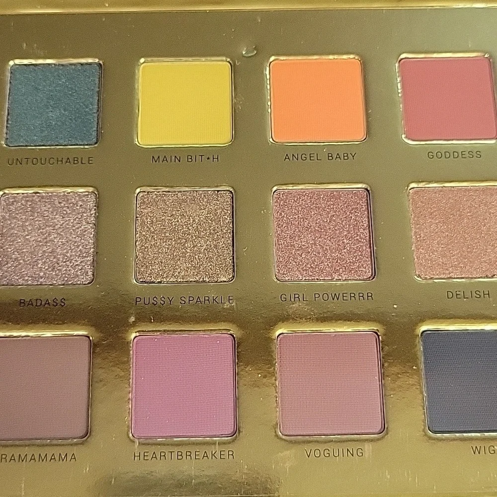 Mama Mia Pressed Pigment Eyeshadow Palette - Multicolor Light Up Mirror New